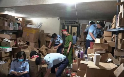 Phát hiện kho chứa nước giặt giả tại phường Láng, Hà Nội, toàn bộ hàng hóa vi phạm phải tiêu hủy