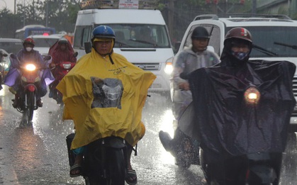 Chiều nay, mưa trái mùa trút xuống TPHCM, nguyên nhân do đâu?