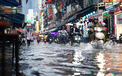 Mưa trái mùa chiều Noel, phố Bùi Viện ngập, người dân TP.HCM thấp thỏm kế hoạch xuống phố