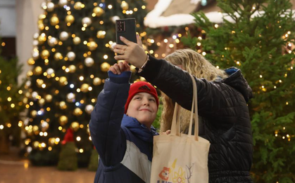 Cả thế giới xuống phố đón Giáng sinh: Khoảnh khắc ấm áp lan tỏa toàn cầu