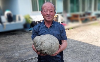 Ông lão nông dân nhặt được kho báu tiền tỷ khi đi cắt cỏ