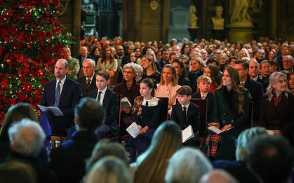 Không khí Giáng sinh trên toàn thế giới: Hoàng gia Anh là tâm điểm chú ý khi 3 nhóc tì xuất hiện cùng cha mẹ