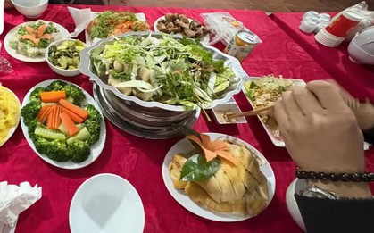 Mời người lạ đến ăn cưới, nhóm bạn online đi 30km và được trải nghiệm độc - lạ, bảo sao cô dâu ít bạn!