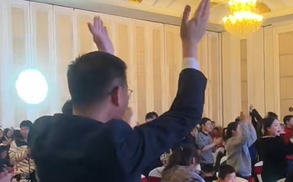 Nhân viên bốc trúng 360 ngày nghỉ phép có lương trong gala cuối năm: Sếp tái mặt yêu cầu thương lượng, kết quả ra sao?