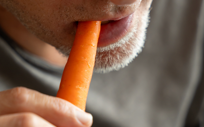 Bạn trai nghiện ăn cà rốt, cô gái bật khóc khi biết lý do đau lòng phía sau