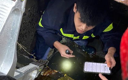 Xúc động hình ảnh Công an Đà Nẵng chui xuống cống, tìm điện thoại cho du khách
