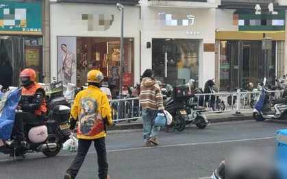 Mở cửa vào quán trà sữa lấy đơn, nam shipper sững người khi thấy nhân viên đã gục dưới sàn