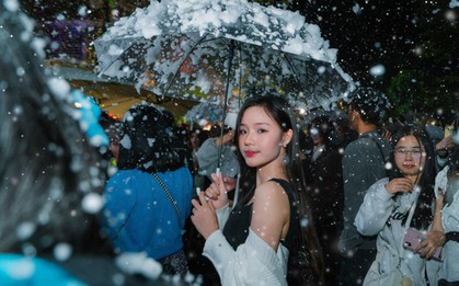 “Biển người” đổ về Trường Đại học Thăng Long đêm Noel: Sức hút từ tuyết rơi và pháo hoa chưa bao giờ hạ nhiệt