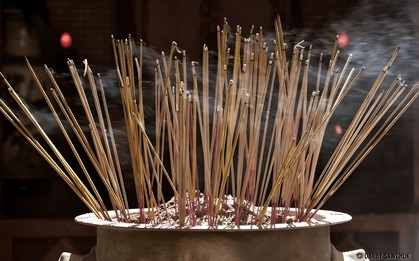 5 thói quen thắp hương tưởng là chu đáo nhưng âm thầm làm bàn thờ nặng khí