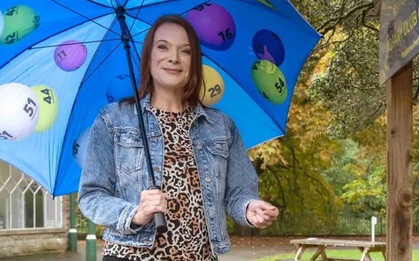 Tình cờ đi ngang qua giếng nước, người phụ nữ nhận về "kho báu" không tưởng