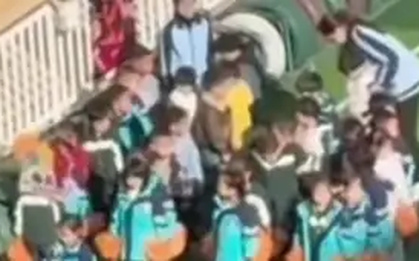 Rùng mình trước đoạn clip giáo viên mầm non đánh, đạp dã man trẻ ngay trong sân trường ở Trung Quốc