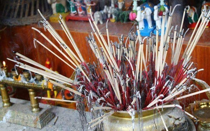 Trước Tết Dương lịch, bàn thờ nhất định phải dọn sạch 3 thứ này