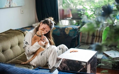 Nữ giám đốc độc thân sống trong căn hộ 90m2, thuê thêm căn 35m2 mở quầy bar mini mời hàng xóm đến xập xình