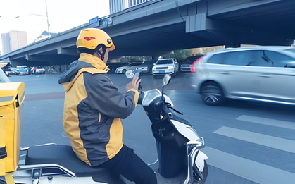 63 tuổi vẫn làm shipper kiếm tiền, người đàn ông bị khóa app vì lý do không ngờ