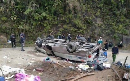 Xe chở đoàn từ thiện bị lật ở Lào Cai, ít nhất 8 người tử vong