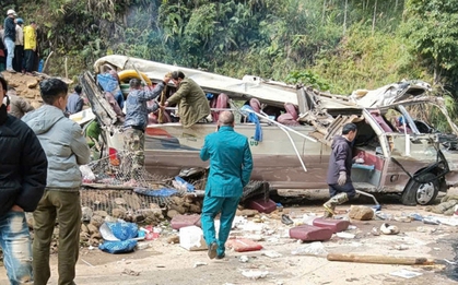 Hiện trường vụ lật xe khách khiến 9 giáo viên tử vong