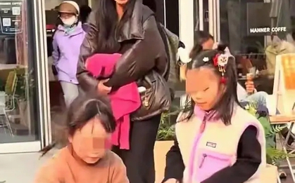 Chỉ vài giây va chạm giữa hai đứa trẻ, cách phản ứng của người mẹ khiến dân mạng lắc đầu: "Như này sao dạy được con?"