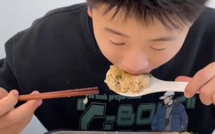 Khoe sức ăn của con, 1 bà mẹ khiến 16.000 cư dân mạng phẫn nộ: "Đây là bữa cơm kinh khủng nhất tôi từng thấy!"