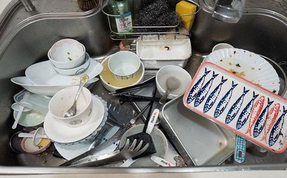 Cảnh báo khẩn cho những ai có thói quen để bát đĩa bẩn trong bồn rửa qua đêm