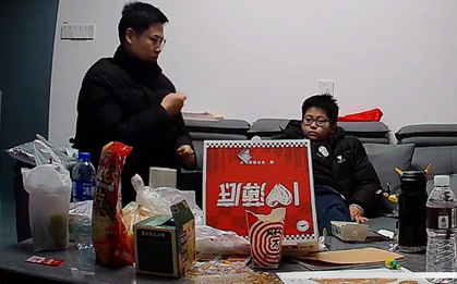 Trước giờ bố đi làm xa, camera trong phòng khách ghi lại cảnh tượng khiến nhiều người chảy nước mắt