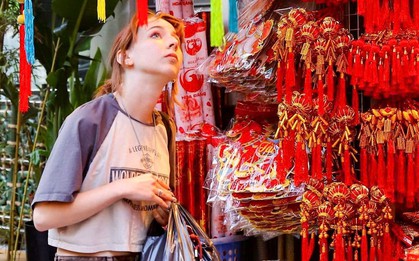 Khách Tây thích thú trải nghiệm không khí Tết sớm trên phố Hàng Mã