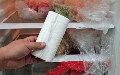 Người thông minh đặt 1 cuộn giấy vệ sinh vào tủ lạnh