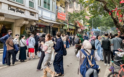 2 hàng quán đang khiến phố cổ Hà Nội đông nghịt, khách Tây khách Việt xếp hàng rồng rắn