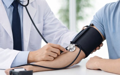 'Bệnh người già' tấn công giới trẻ: Chưa đến 30 tuổi đã phải uống thuốc huyết áp