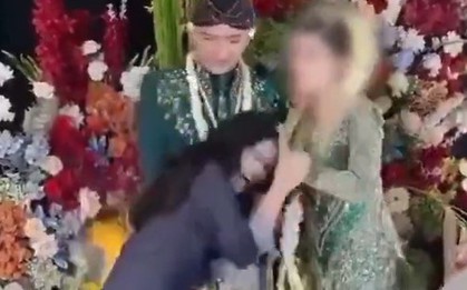 Bạn gái cũ hôn tay chú rể trong đám cưới, cô dâu có phản gây sốc