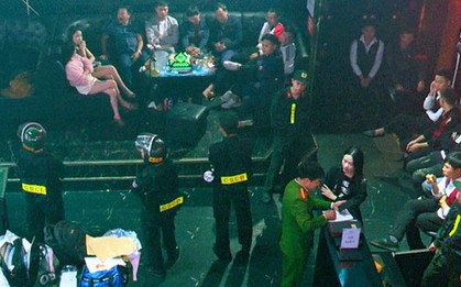 Cảnh sát đồng loạt đột kích 2 quán bar, phát hiện 30 người dương tính ma túy