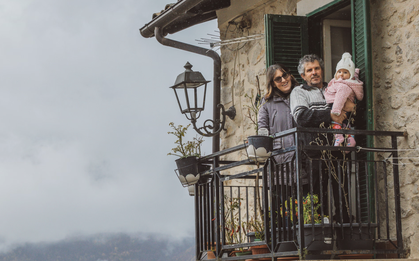 Ngôi làng ăn mừng sự ra đời của em bé đầu tiên sau 30 năm