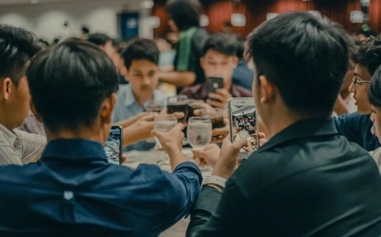 Đi họp lớp đến muộn nên bị ngồi phía ngoài cùng, nhờ thế tôi tránh được trò khoe mẽ hơn thua, ra về còn lãi cả mớ tiền