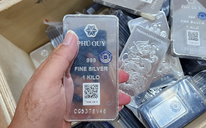 Loạn giá bạc 'sang tay'