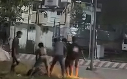 Nam thanh niên ôm đầu liên tục nói "em xin lỗi" trước vòng vây của nhiều đối tượng