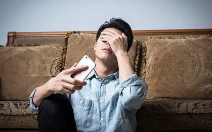 Xin nghỉ ốm vì đau chân, nhân viên bị vẫn sa thải vì đi bộ gần 17.000 bước/ngày, tòa tuyên bố: “Công ty phải bồi thường 440 triệu đồng”