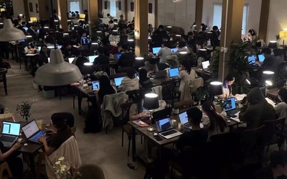 Bức ảnh 'hot' khiến dân mạng tranh cãi việc ‘học, làm ở quán cà phê có lãng phí’