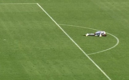 Thủ môn bất ngờ đổ gục ngay trên sân khiến cả khán đài "nín thở" lo sợ