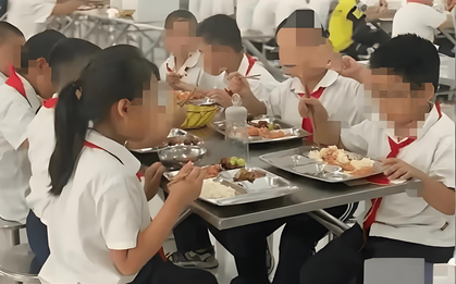 Con trai không chịu ăn cơm trường, ngày nào cũng mang cơm hộp rồi bị bạn bè kỳ thị, 9 ngày sau cả lớp đồng loạt xin lỗi