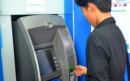 Cách hacker khiến ATM tự động "phun" tiền xối xả như trúng số