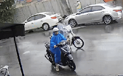 CLIP: Khoảnh khắc "hố tử thần" xuất hiện tại trung tâm Đà Nẵng