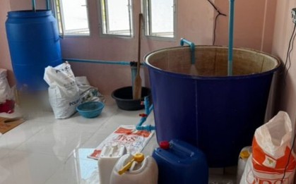 Một trung tướng người Thái Lan chỉ huy cuộc đột kích, tóm gọn đường dây sản xuất nước tương, cà phê giả quy mô lớn, tịch thu hơn 240.000 sản phẩm và loạt chai lọ, máy trộn