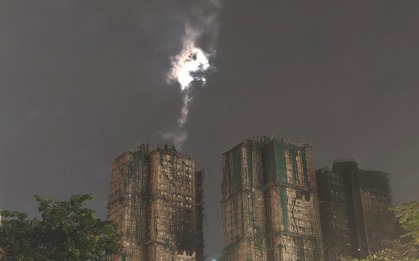 Ánh sáng lạ xuất hiện tại khu chung cư bị cháy tại Hong Kong (Trung Quốc) đúng 1 tuần sau thảm kịch