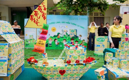 Khi vỏ hộp sữa đậu nành hóa thành ước mơ xanh trong tay trẻ nhỏ