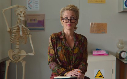 Xem phim Sex Education, nghe đến câu này mà tôi giật mình: Bao lâu nay tôi đã quá u mê, suýt thì hại con mình