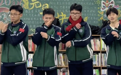 Thay vì mắng mỏ, cô giáo biến học sinh đi học muộn thành "nhóm nhạc nam": Video triệu like gây sốt