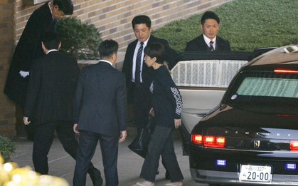 Hình ảnh hiếm thấy của nữ Thủ tướng Nhật Bản khiến nhiều người bất ngờ