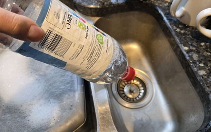 Đổ giấm xuống bồn rửa bát có tác dụng gì?