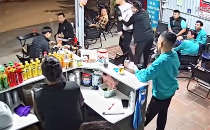 Tạm giữ hình sự 3 kẻ đánh hội đồng nam thanh niên do mâu thuẫn sạc xe điện