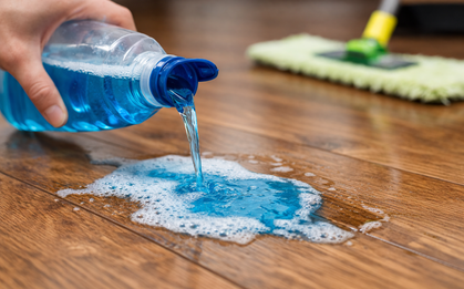 Tiện tay đổ nước lau sàn lên sàn gỗ: Một phút cho nhanh, vài tháng sau gỗ phồng rộp - tiếc không kịp
