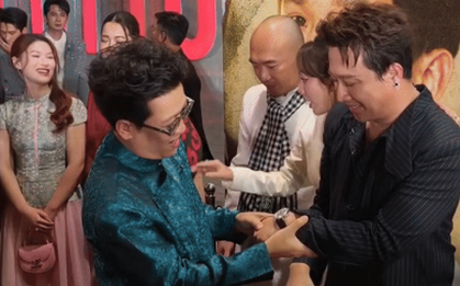 Trường Giang vén áo ngắm 156 viên kim cương trên tay Trấn Thành